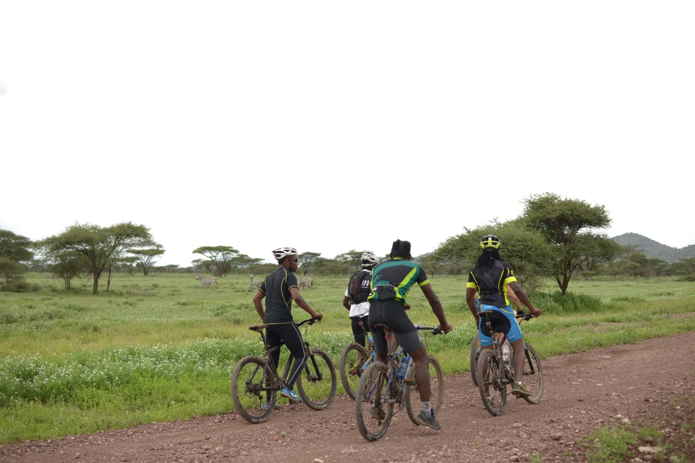 VTTiste sur sentier dans le parc national d'Arusha avec le mont Meru en arriÃ¨re-plan