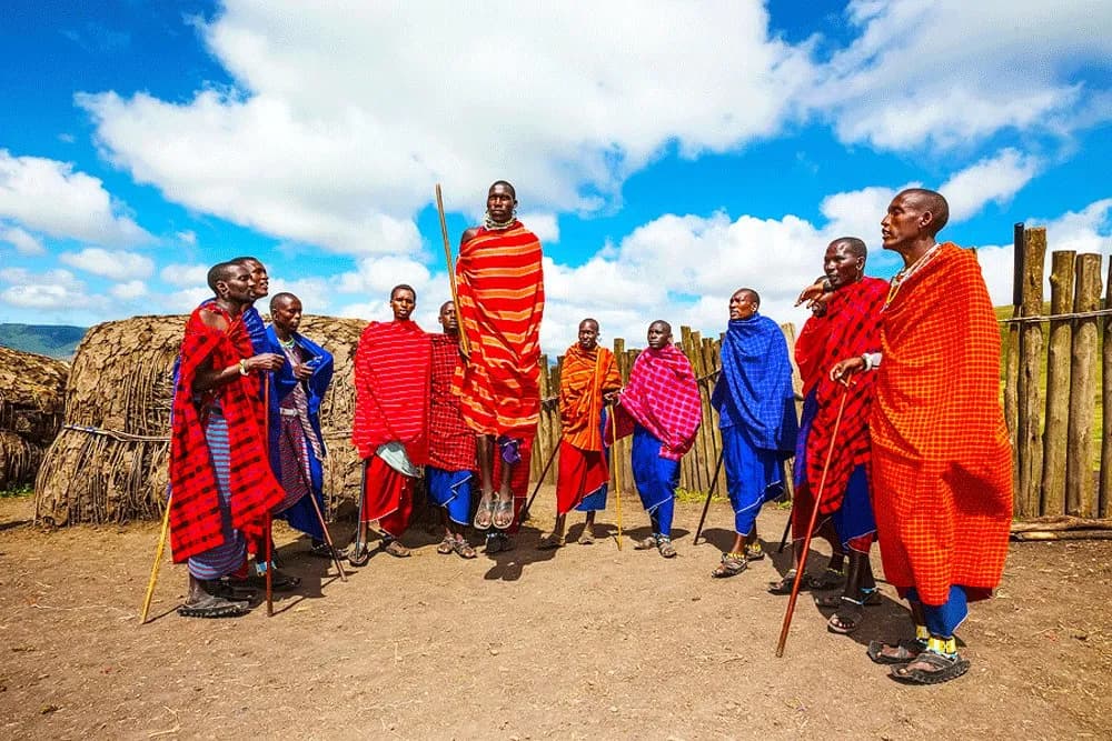 Guerrier maasaÃ¯ en shuka rouge traditionnel avec des bijoux en perles en Tanzanie