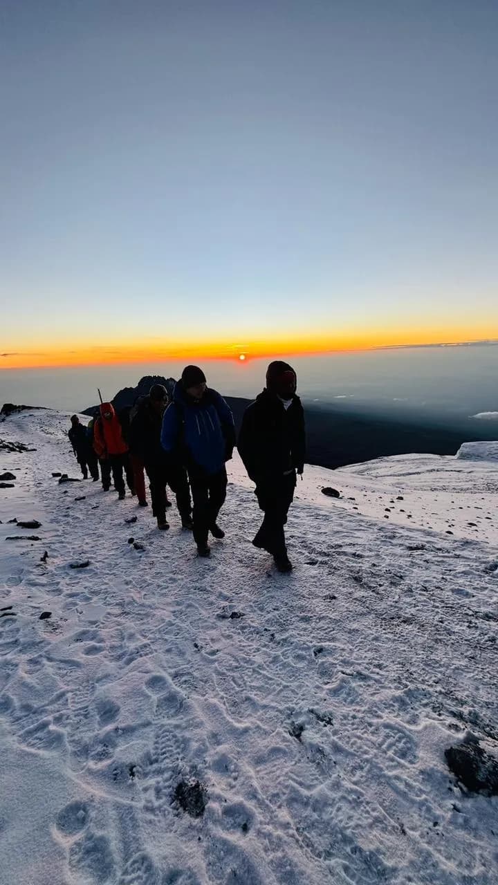 莱莫肖路线 — 日出时沿积雪的火山口边缘下山